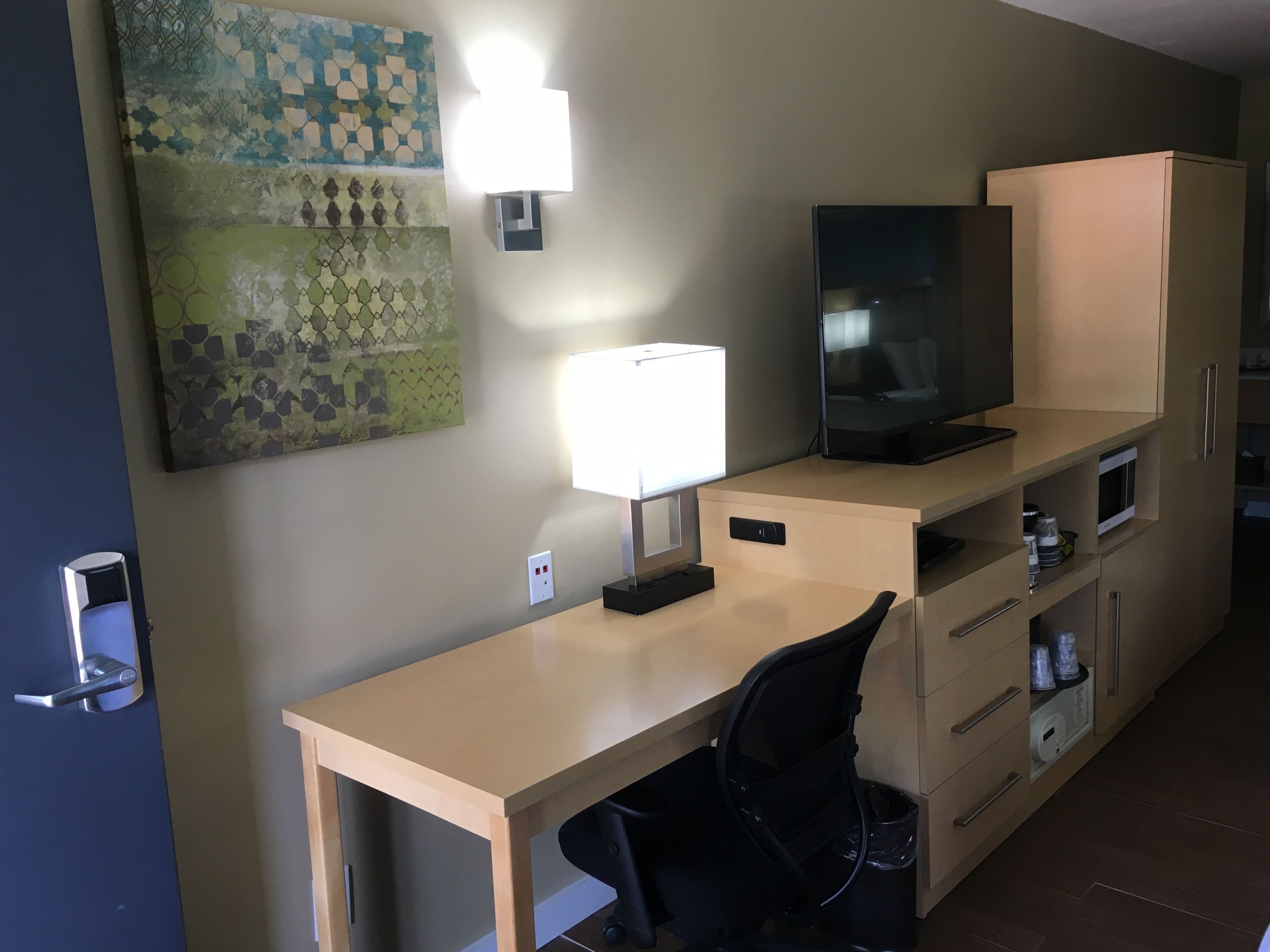 premium bedding, pillow-top beds, in-room safe, desk