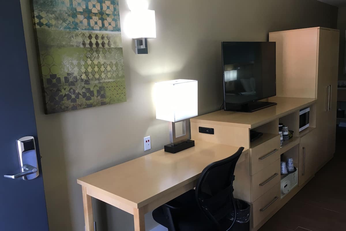 premium bedding, pillow-top beds, in-room safe, desk