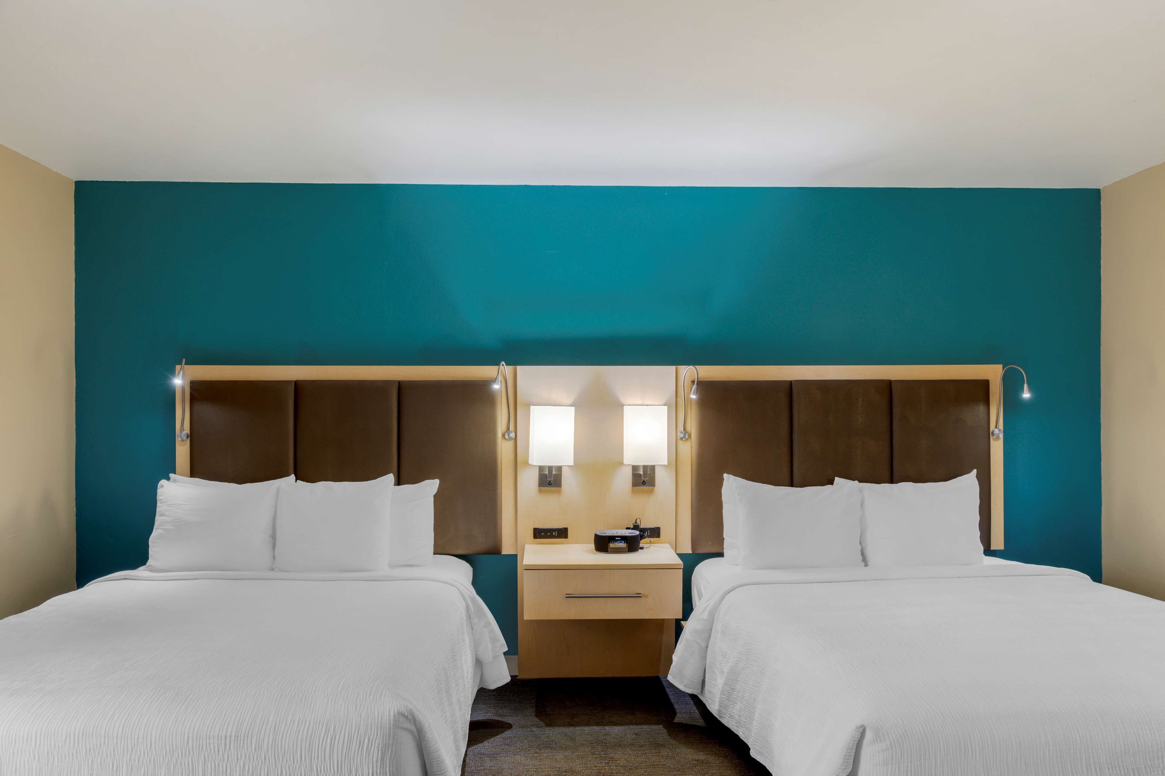 standard room, 2 queen beds, non smoking, courtyard view | premium bedding, pillow-top beds, in-room safe, desk