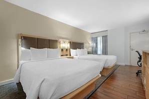 Habitación estándar, 2 camas Queen size, refrigerador y microondas, vista a la montaña | Ropa de cama de alta calidad y camas con pillow-top