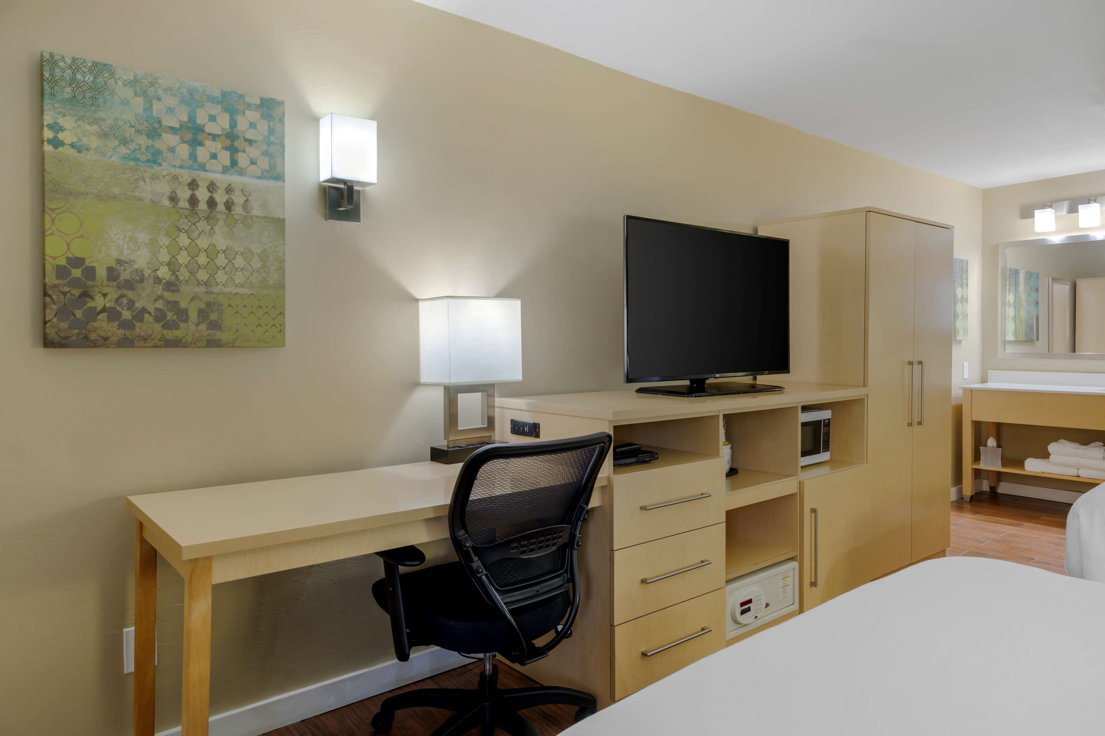 premium bedding, pillow-top beds, in-room safe, desk