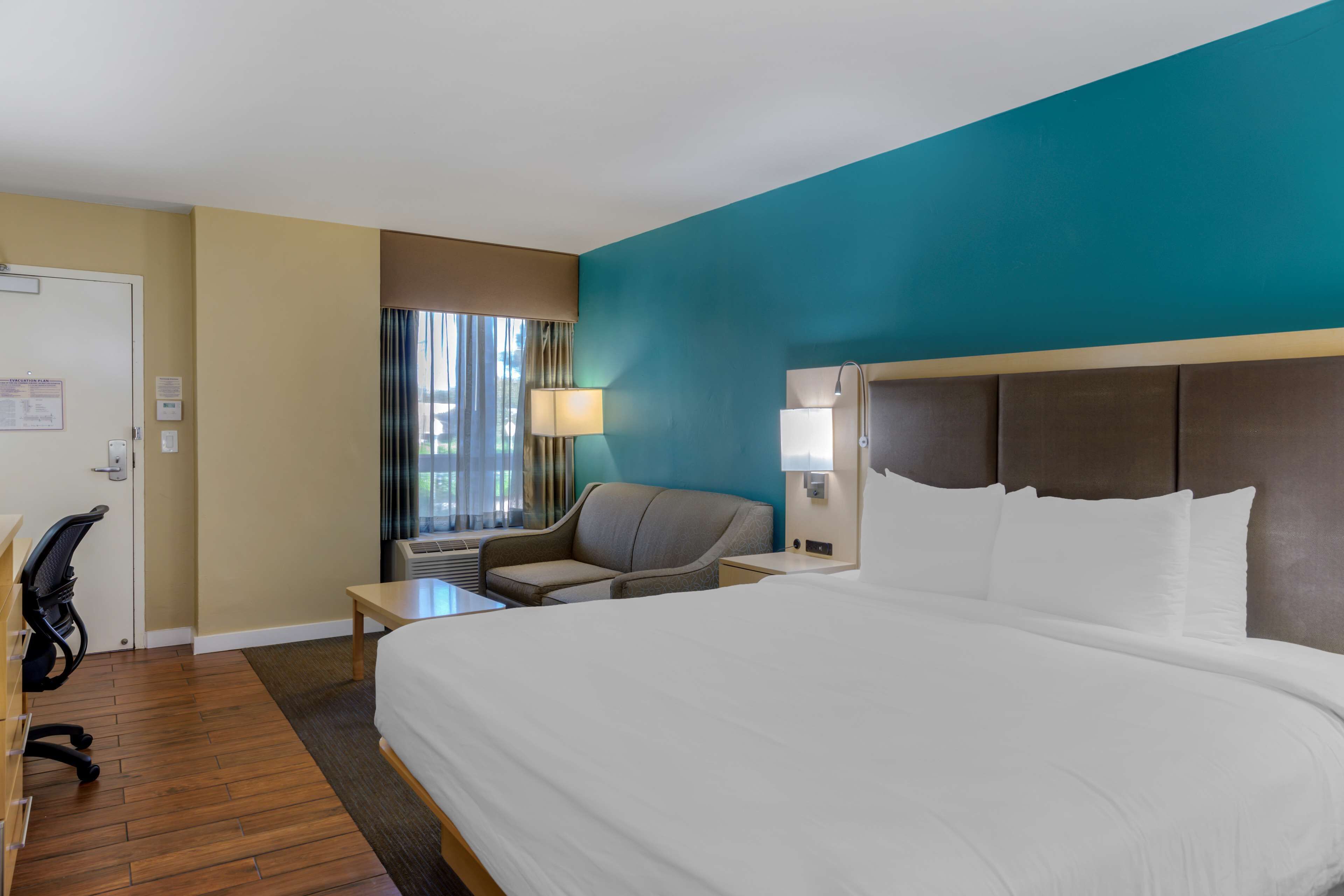 premium bedding, pillow-top beds, in-room safe, desk