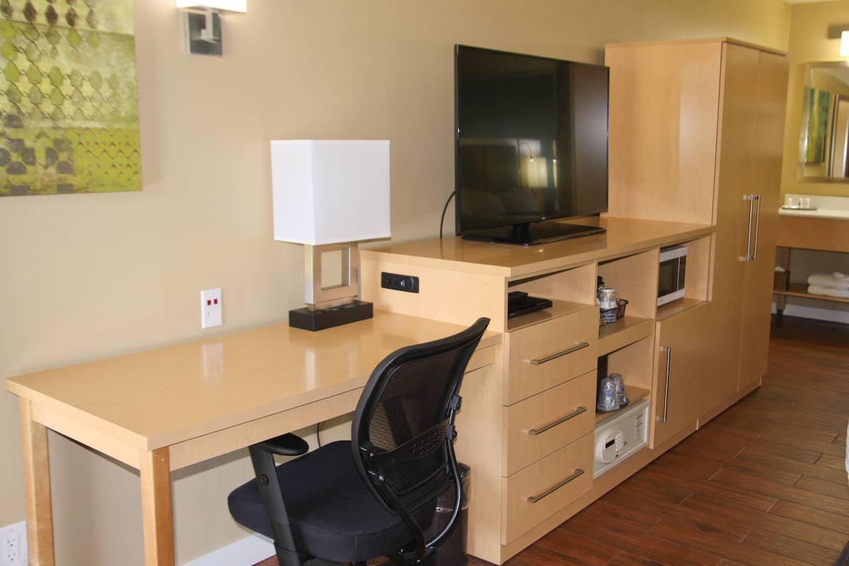 premium bedding, pillow-top beds, in-room safe, desk