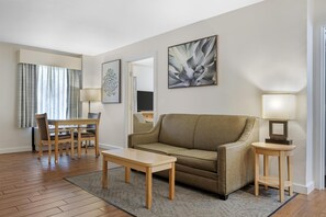 جناح - سرير ملكي - تجهيزات لذوي الاحتياجات الخاصة - لغير المدخنين (with Sofabed) | أغطية فراش متميزة وأسرّة بطبقة علوية مريحة وخزنة داخل الغرفة ومكتب