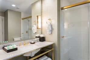 Designer-Toilettenartikel, Haartrockner, Bademäntel, Hausschuhe