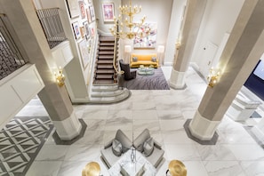 Coin salon dans le hall