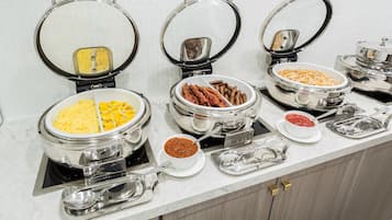 Ein reichhaltiges Buffet mit verschiedenen Speisen und Beilagen.