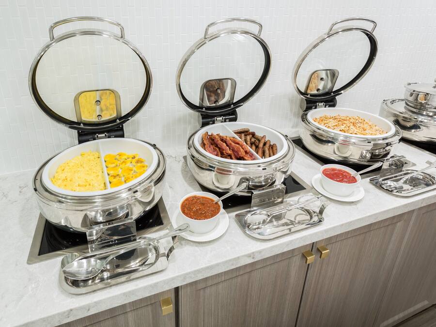 Ein reichhaltiges Buffet mit verschiedenen Speisen und Beilagen.