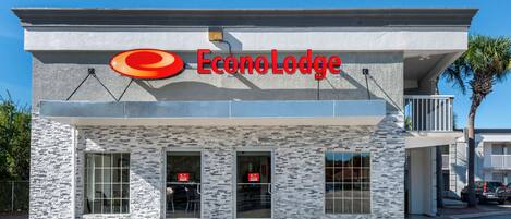 Un moderno edificio Econo Lodge con fachada de piedra y ventanas amplias.