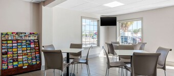 Econo Lodge Airport at RJ Stadium