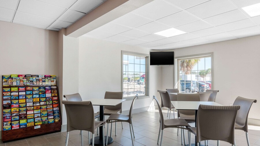 Econo Lodge Airport at RJ Stadium