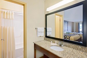 Shower, free toiletries, hair dryer, towels - Super 8 by Wyndham Laurel (Laurel)