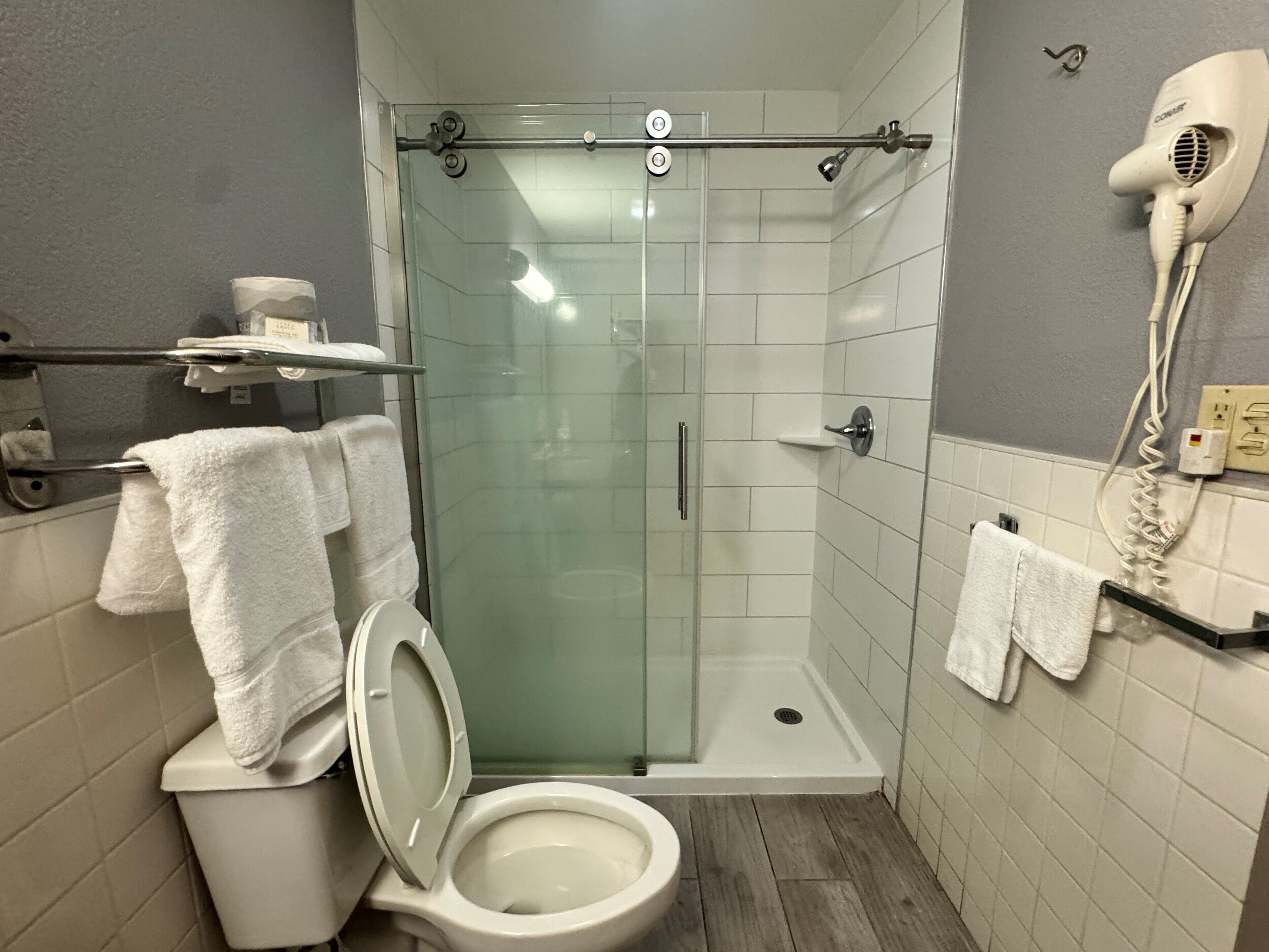 Ducha, artículos de tocador gratuitos, secador de pelo, toallas