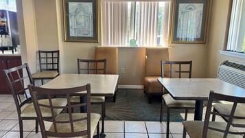 Petit déjeuner à emporter compris tous les jours