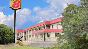 Un motel con techo rojo y un letrero de 'Super 8'.