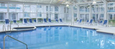 Innenpool, geöffnet von 06:00 Uhr bis 22:00 Uhr, Liegestühle