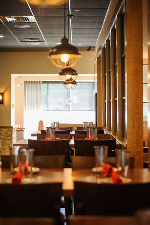 Petit-déjeuner et dîner servis sur place, spécialités Cuisine américaine