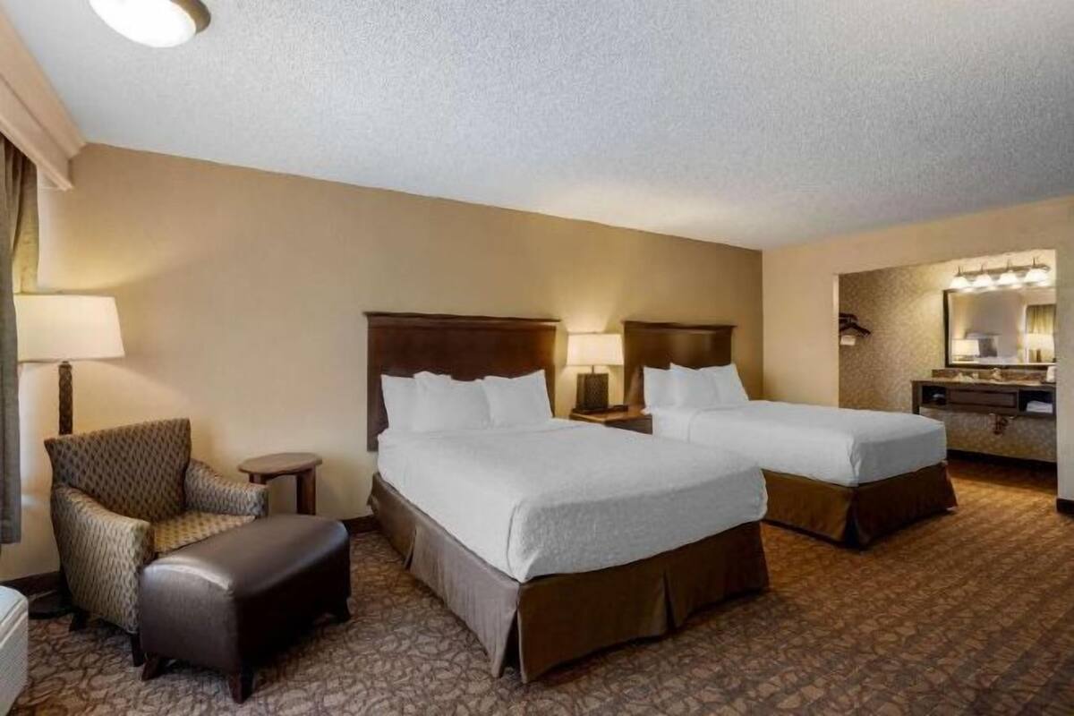 Literie de qualité, lit avec matelas à plateau-coussin, bureau