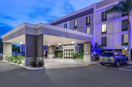 Exterior. Comfort Inn & Suites St. Pete - Clearwater International Airport