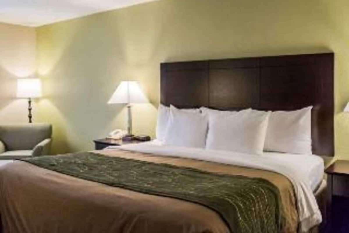 Escritorio, espacio para trabajar con laptop y cortinas blackout