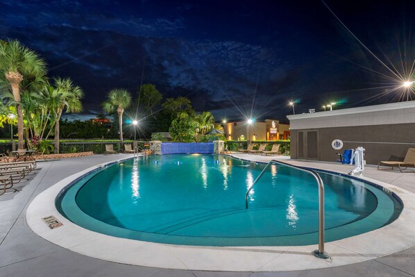 Una piscina al aire libre (de 08:00 a 22:00), sombrillas, tumbonas