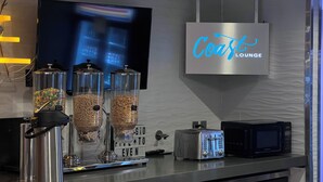 Un coin cuisine équipé d’un grille-pain, d’un four à micro-ondes et de distributeurs de céréales.