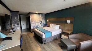 Standard Room, 1 King Bed, Accessible | Hypo-allergenic bedding, iron/ironing board, free WiFi, bed sheets