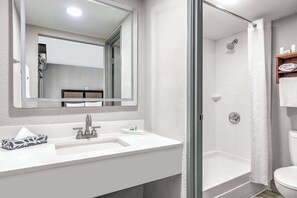 シャワー付き浴槽、バスアメニティ (無料)、ヘアドライヤー、タオル