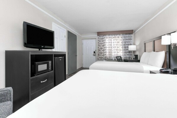 Colchones con pillow-top, escritorio y cortinas blackout 