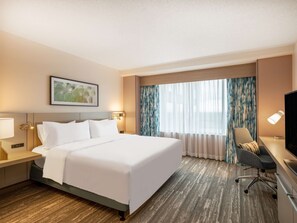 In-room safe, desk, laptop workspace, blackout curtains - Hilton Garden Inn Toledo Downtown (Toledo)