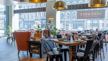 Makan tengah hari dan makan malam dihidangkan, masakan Amerika