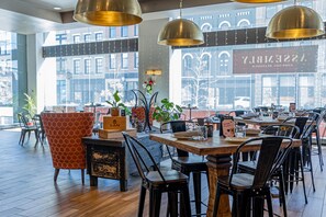 Lunch and dinner served, American cuisine - Hilton Garden Inn Toledo Downtown (Toledo)