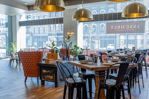 Se sirven almuerzos, cenas y cocina americana 