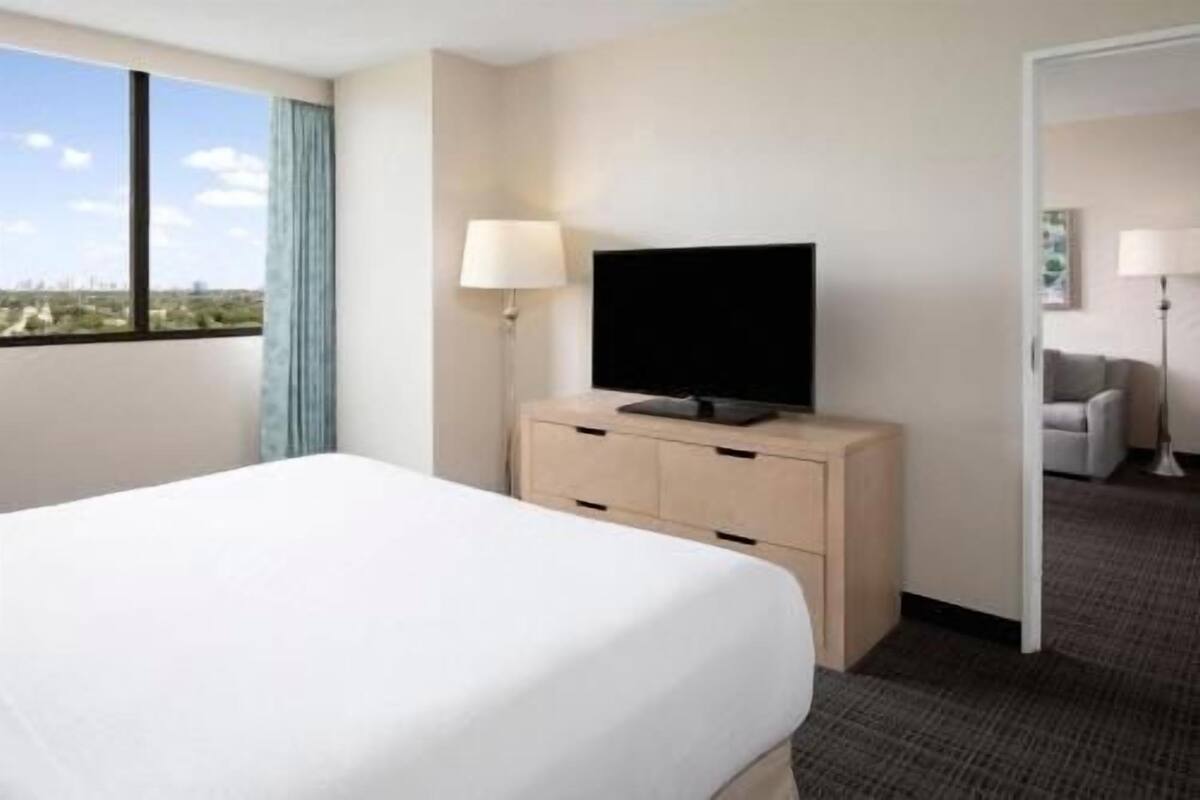 Premium bedding, in-room safe, iron/ironing board, WiFi