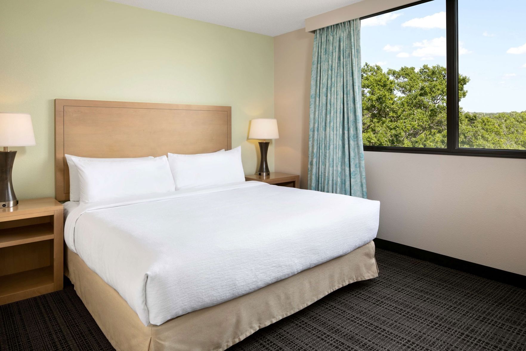 Premium bedding, in-room safe, iron/ironing board, WiFi