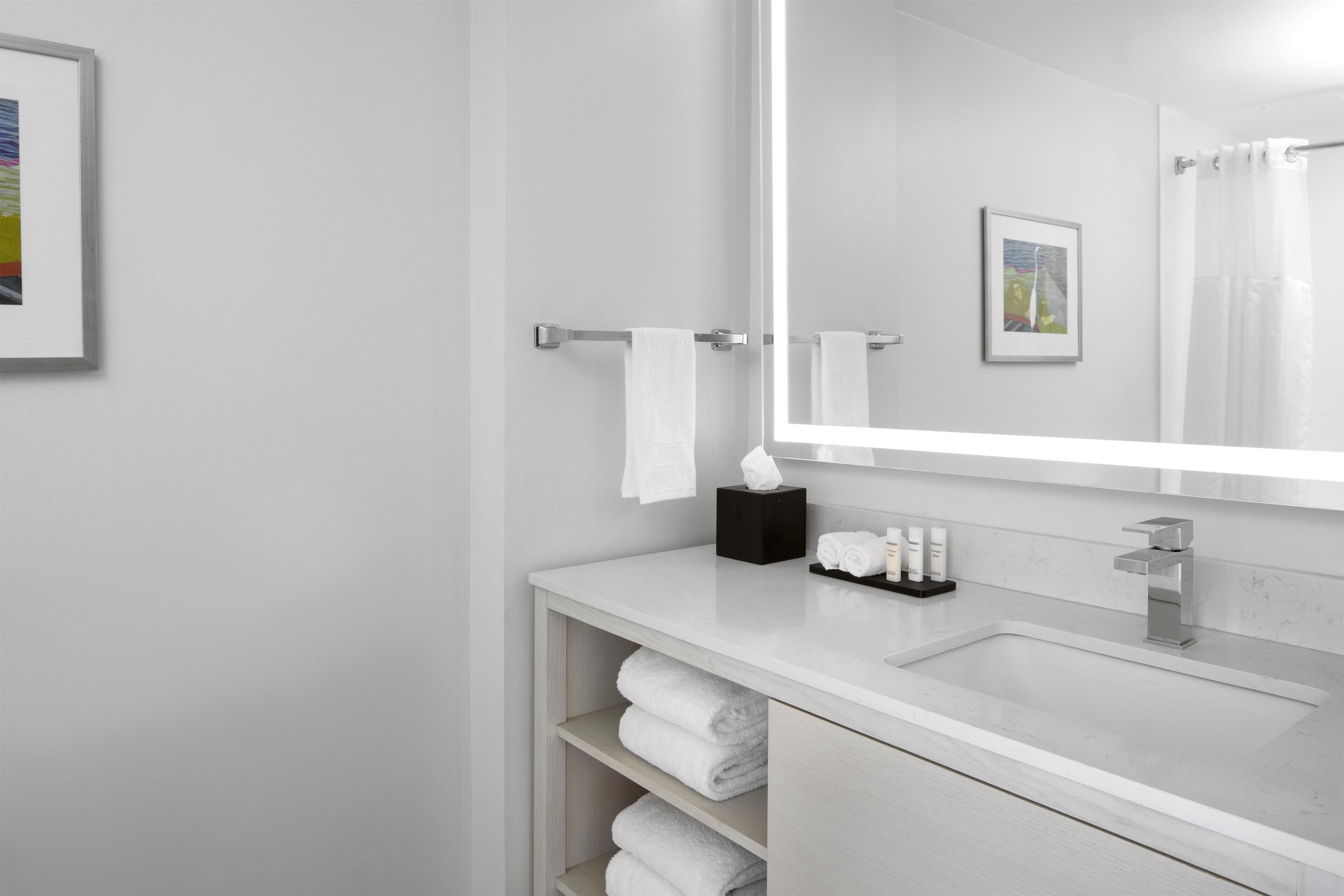 Ducha y bañera combinadas y artículos de higiene personal gratuitos
