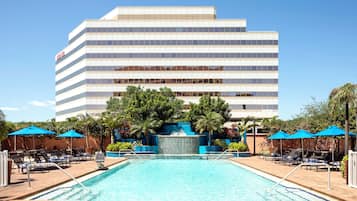 Piscine extérieure, parasols de plage, chaises longues
