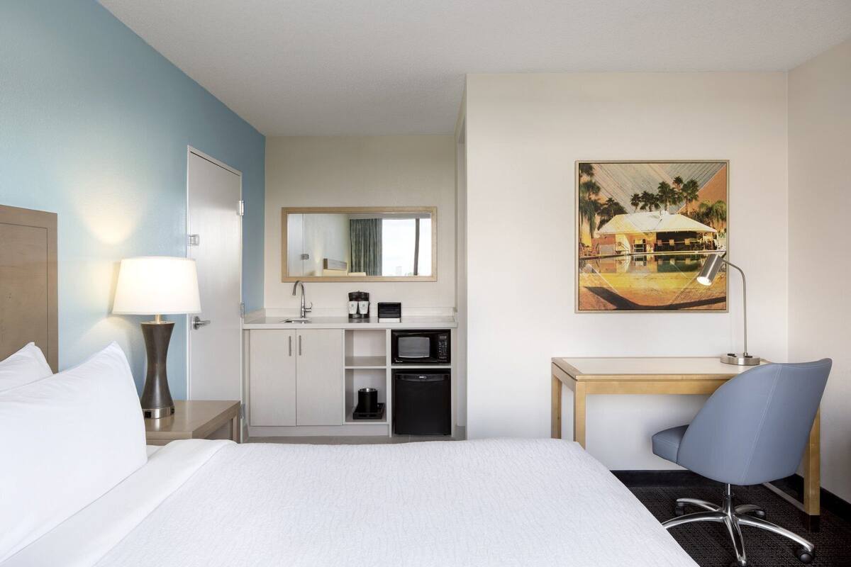 Premium bedding, in-room safe, iron/ironing board, WiFi