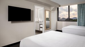 Suite, 2 Tempat Tidur Queen, sudut | Seprai premium, brankas, dan setrika/meja setrika