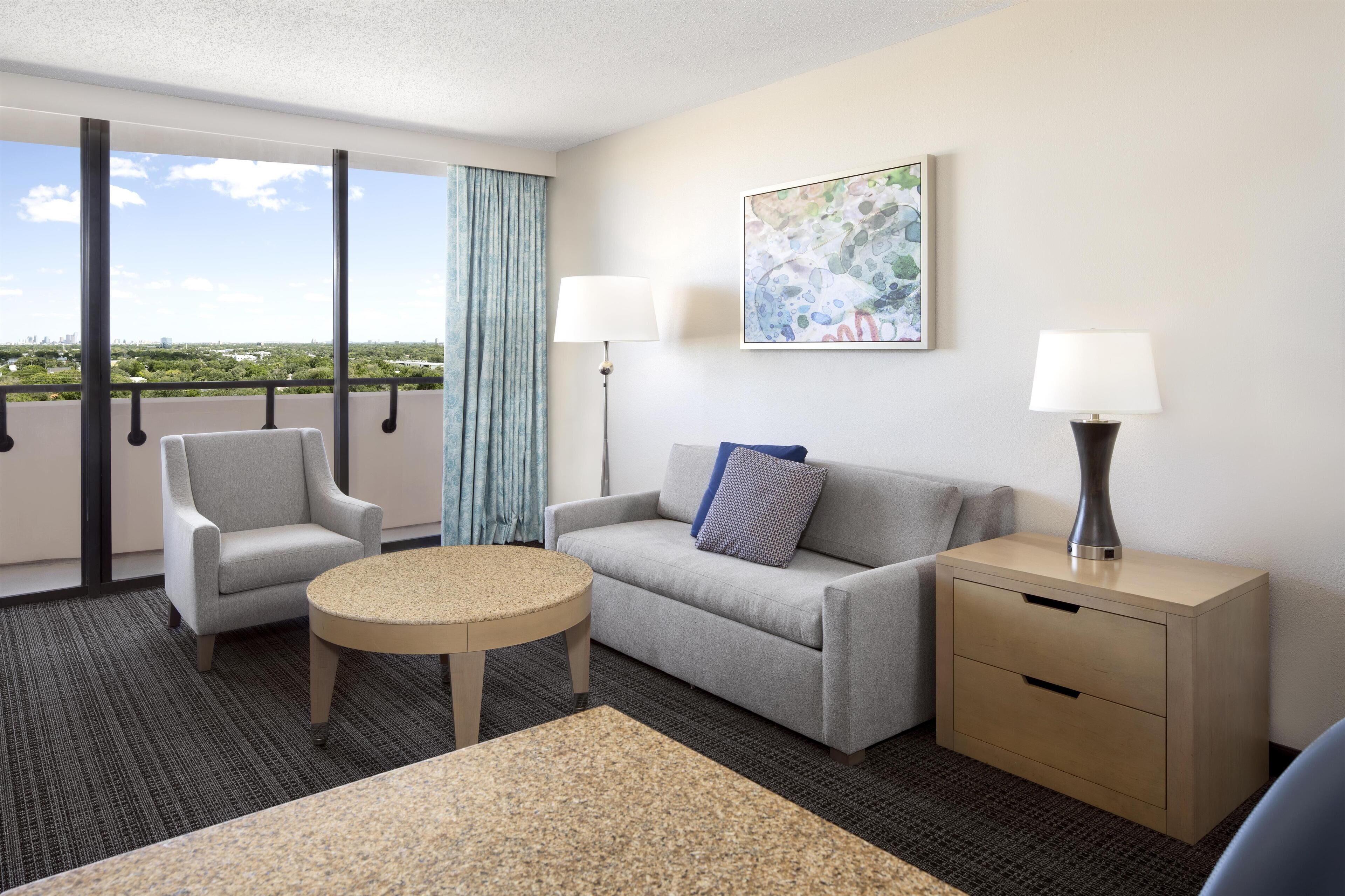 Habitación, 2 camas Queen size, vista a la ciudad (Sunrise) | Área de sala de estar