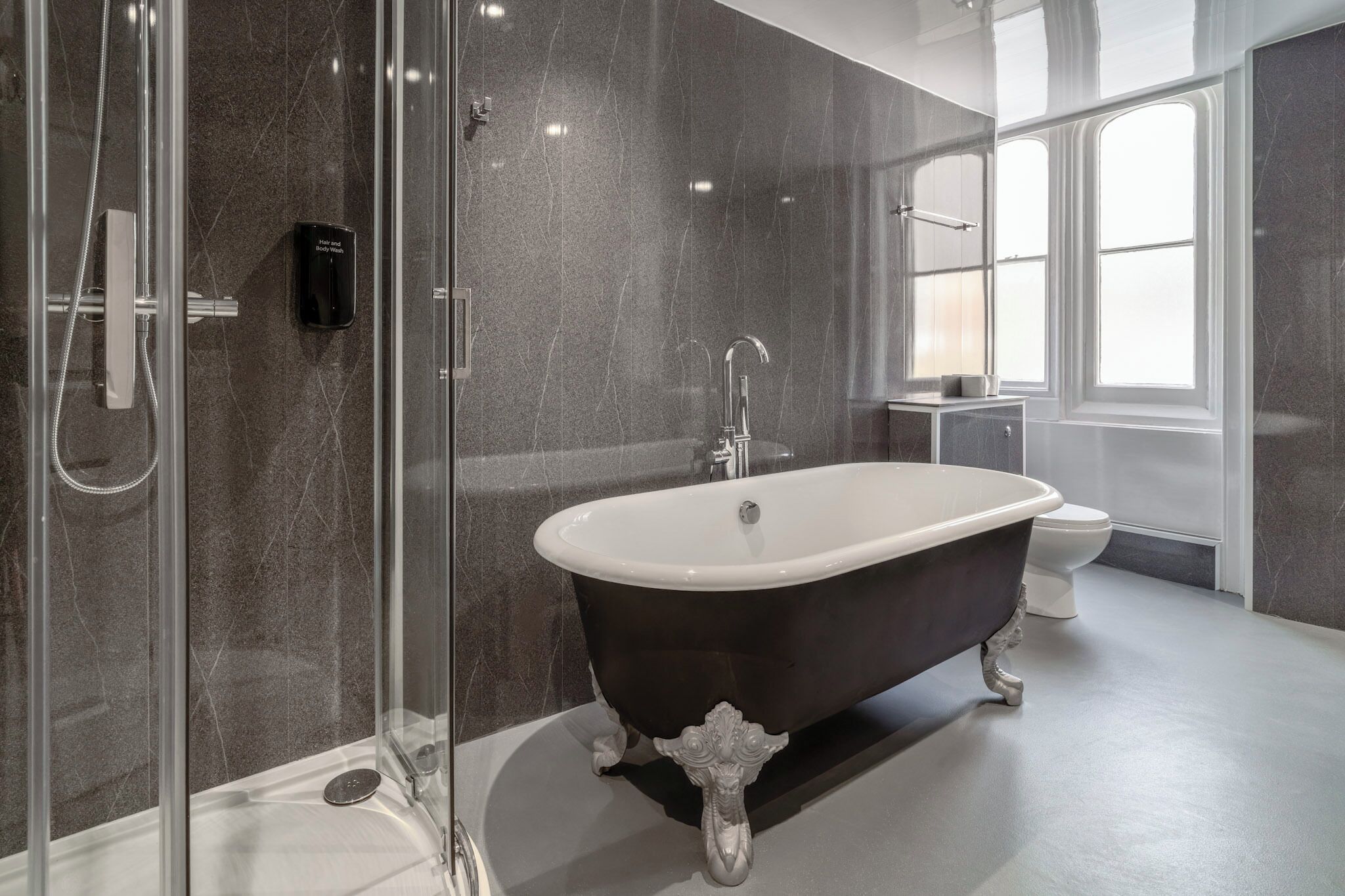 Junior Suite | Bathroom | Shower, hair dryer, towels