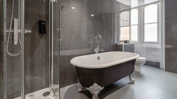 Junior Suite | Bathroom | Shower, hair dryer, towels