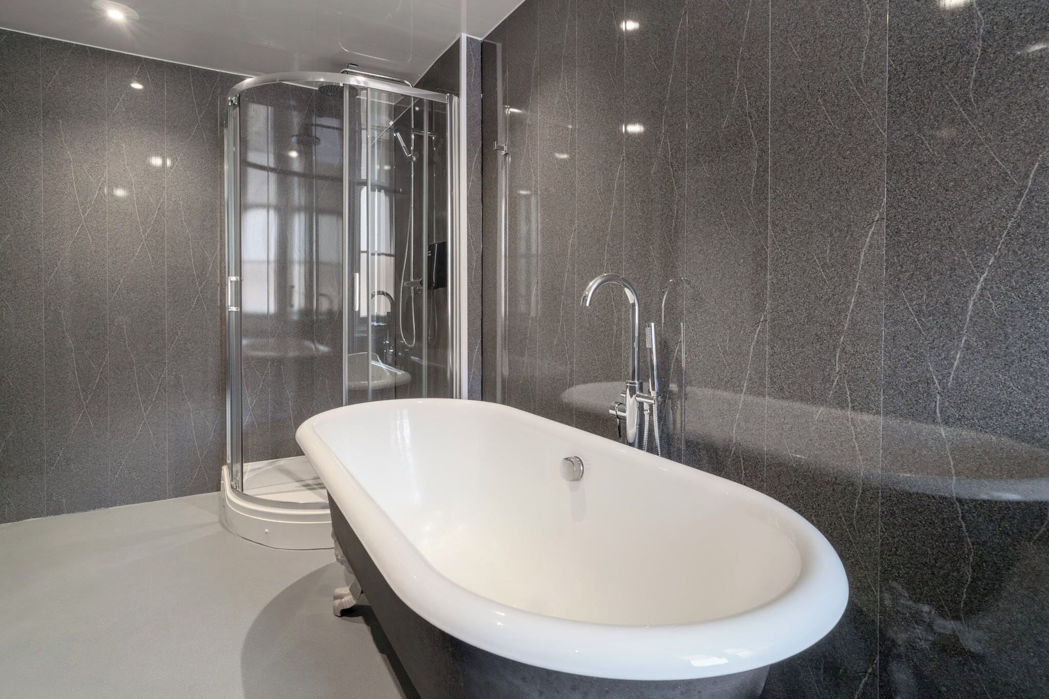 Suite junior | Baño | Ducha, secador de pelo y toallas
