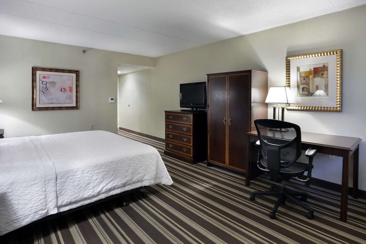 Chambre Standard, 1 très grand lit, accessible aux personnes à mobilité réduite (Roll-In Shower) | Bureau, espace de travail pour ordinateurs portables