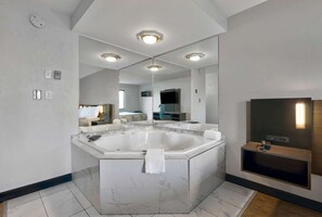 Habitación Deluxe, 1 cama de matrimonio grande, no fumadores, bañera de hidromasaje | Cortinas opacas, wifi gratis, ropa de cama