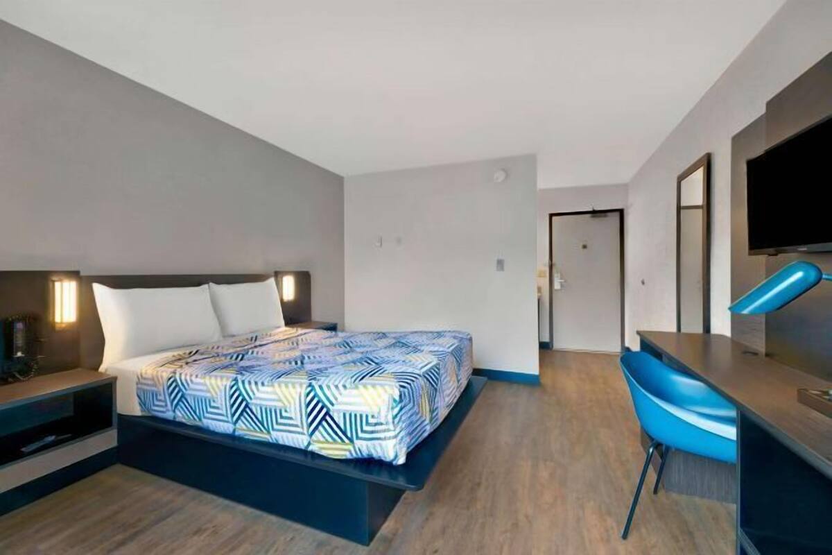 Blackout drapes, WiFi (free), bed sheets