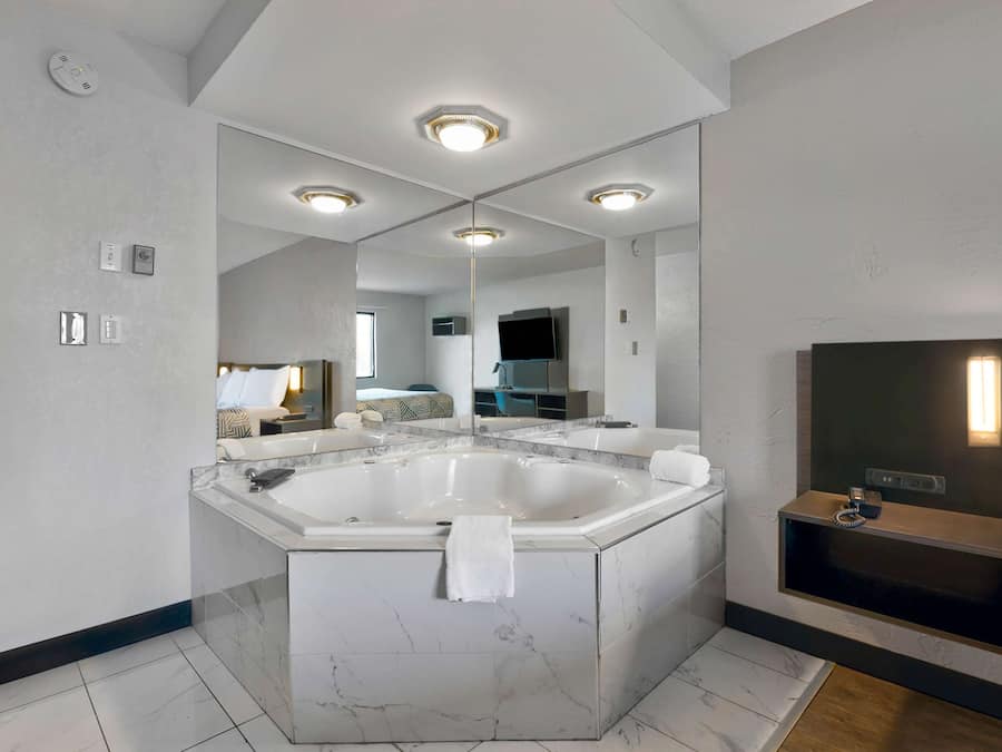 Cortinas blackout, Wi-Fi de cortesia, roupa de cama