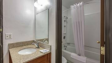 Tina con regadera y toallas