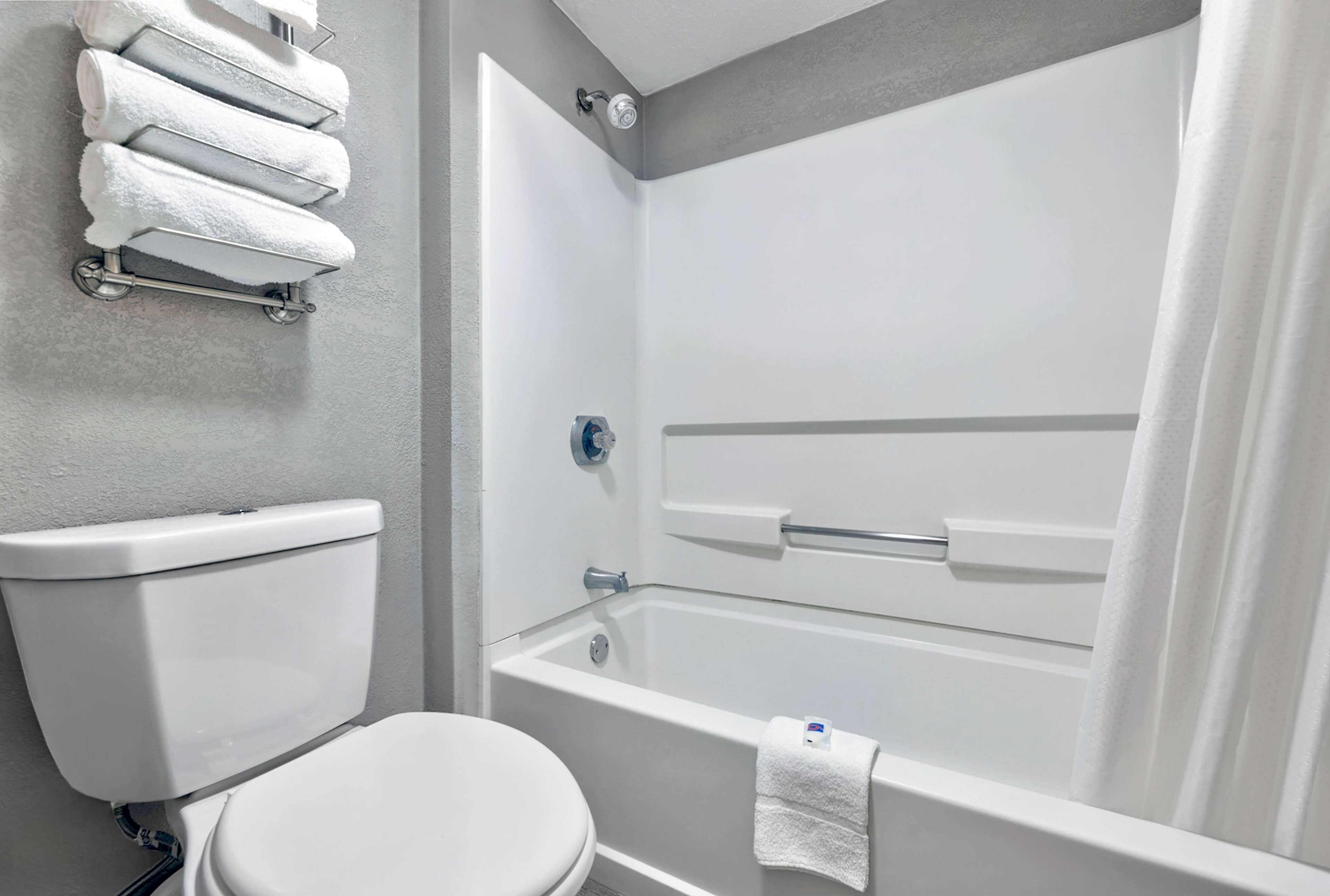 Bañera con ducha, toallas
