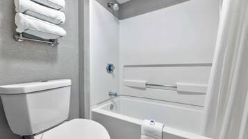 Bañera con ducha, toallas